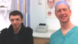 Cirurgião Alex Bennett espera que experiência com Hogg trará esperança para outros pacientes (Foto: BBC) Cirurgião Alex Bennett espera que experiência com Hogg trará esperança para outros pacientes (Foto: BBC)